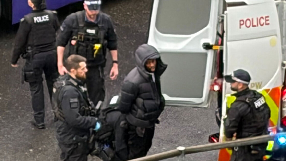 Ένοπλοι αστυνομικοί εισέβαλαν στο Χίθροου: Διακοπή δρομολογίων στα τρένα, συλλήψεις και δακρυγόνα