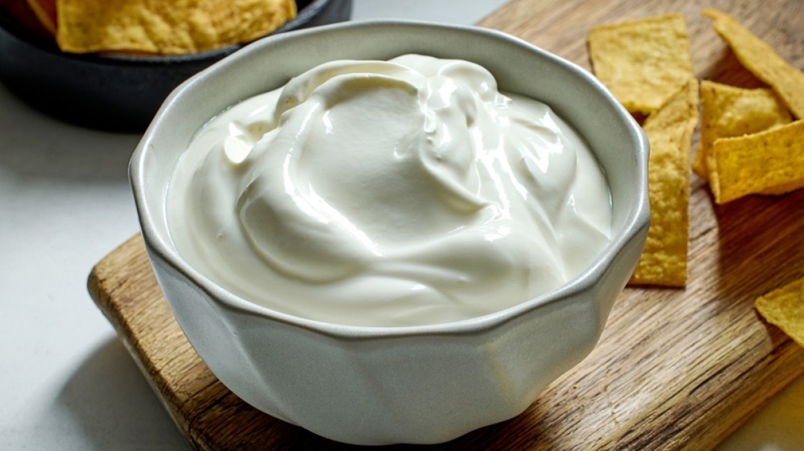 Πώς φτιάχνουμε sour cream στο σπίτι: Ο πιο εύκολος τρόπος + μια ελληνική παραλλαγή