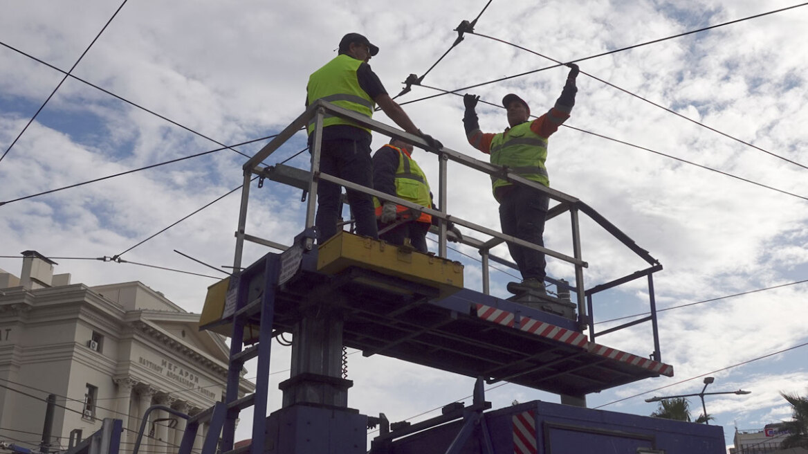Τέλος εποχής για τα τρόλεϊ στην Αττική: Ξηλώνουν τα καλώδια στον Πειραιά, δείτε βίντεο