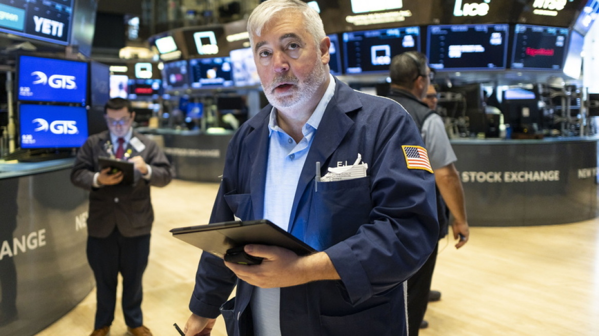Nευρικό κλίμα στη Wall Street πριν τη Fed: Μικρή πτώση στους δείκτες και άνοδος στις αποδόσεις ομολόγων