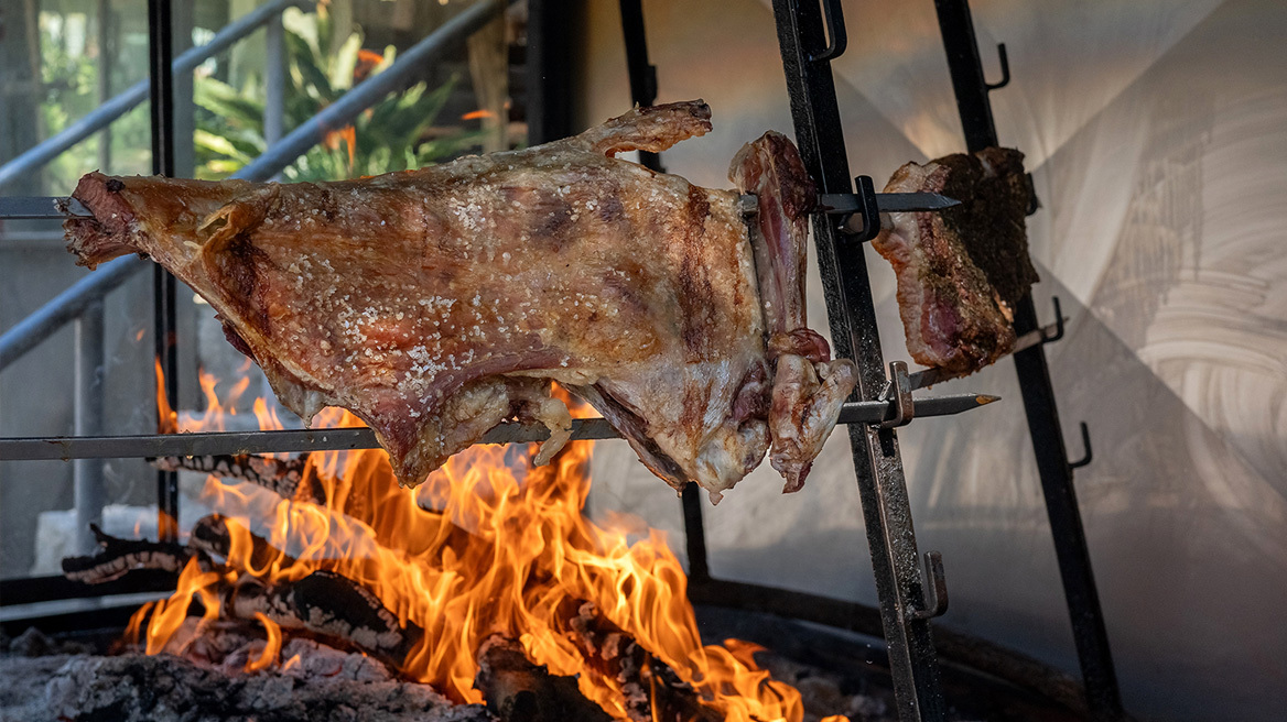 Taste Atlas: Αντικριστό, μπουγάτσα, ντοματοκεφτέδες, γουρουνοπούλα και... μαμούλια έστειλαν πέντε ελληνικές περιοχές στο top-10 των γαστρονομικών προορισμών