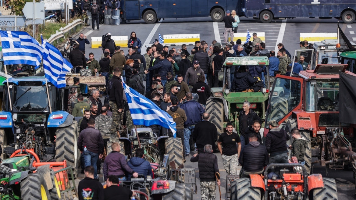 Επεισόδια μεταξύ αγροτών και ΜΑΤ έξω από το αεροδρόμιο του Ηρακλείου, ο χάρτης με τα μπλόκα σε όλη την Ελλάδα