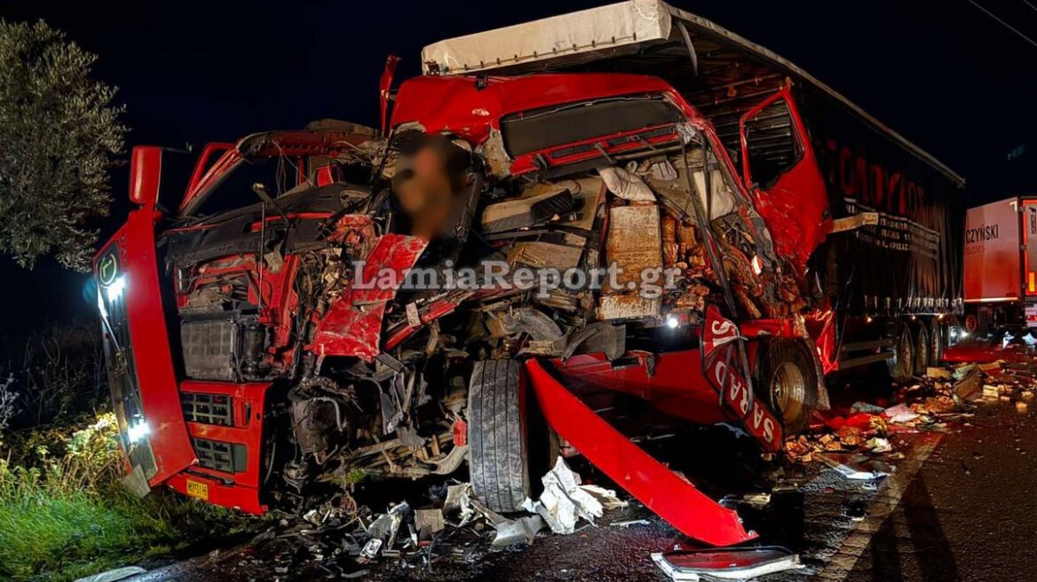 Σφοδρό τροχαίο με δύο νταλίκες και ένα αυτοκίνητο στην Αμφίκλεια με δύο τραυματίες, δείτε βίντεο και φωτογραφίες