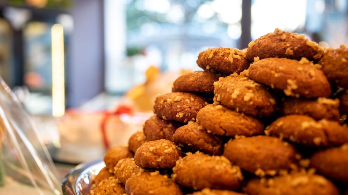 Ποιο είναι το καλύτερο μελομακάρονο της πόλης: 18 φούρνοι και ζαχαροπλαστεία για να διαλέξετε