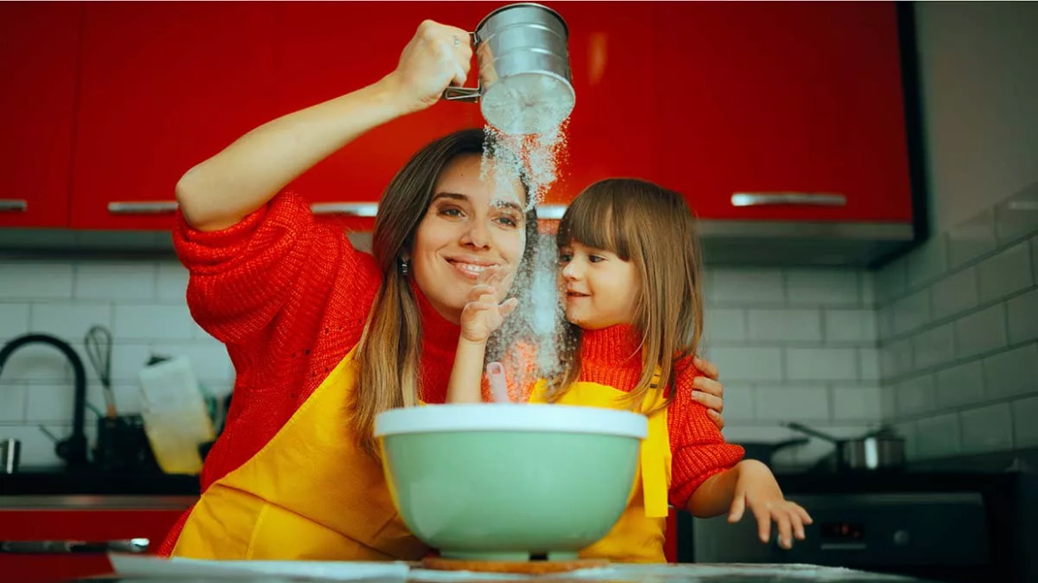 Γονείς: Όταν το παιδί θέλει να σας βοηθήσει, μην του λέτε «όχι» επειδή «θα τα κάνει χάλια» – Η ψυχολόγος εξηγεί
