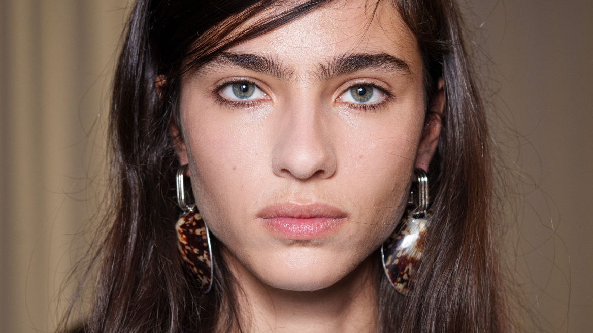 Γιατί η tubing mascara έχει γίνει η νέα εμμονή μας στο καθημερινό μακιγιάζ
