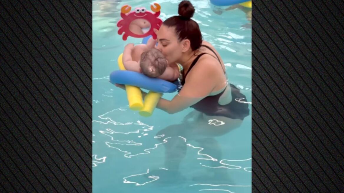 Η Ευρυδίκη Βαλαβάνη ανέβασε βίντεο από τα μαθήματα κολύμβησης που ξεκίνησε ο γιος της