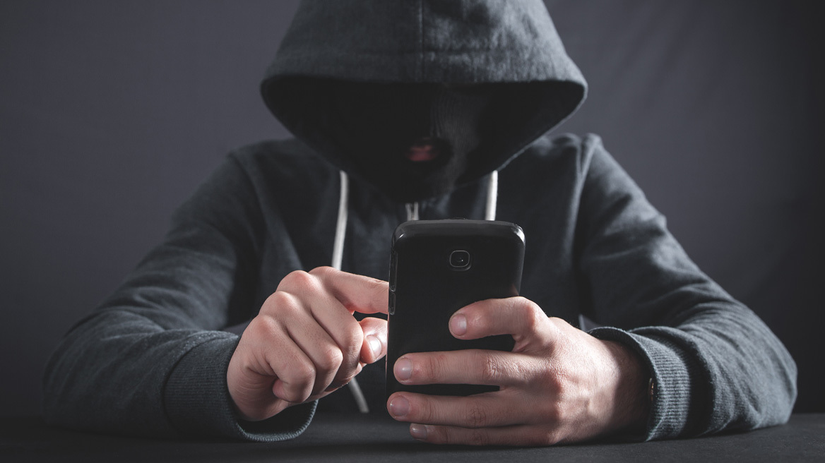 AI απάτες με… τη φωνή σας: Πώς οι εγκληματίες χρησιμοποιούν τον αριθμό κινητού
