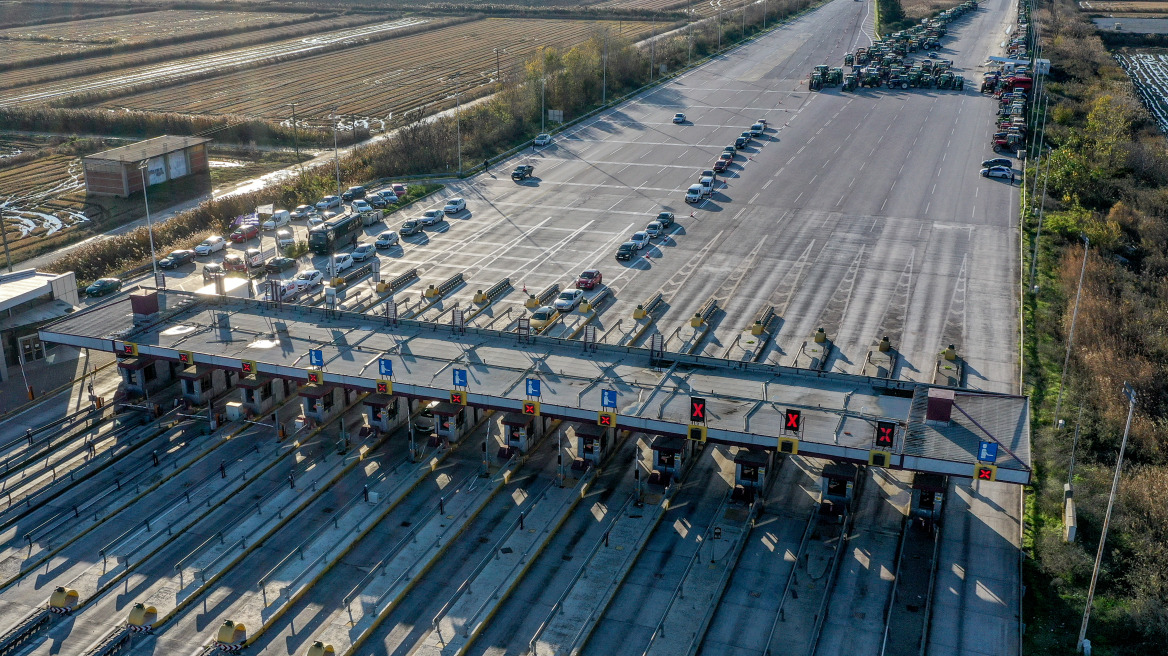 Αγροτικά μπλόκα στην Ελλάδα: Πόσο κοστίζουν στην οικονομία, πώς επηρεάζονται εμπόριο, βιομηχανία και τιμές