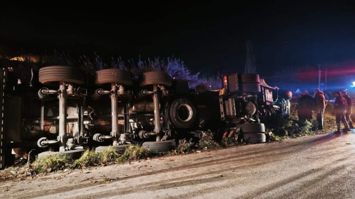 Ανατροπή φορτηγού στην Άρτα, εγκλωβίστηκε ο οδηγός