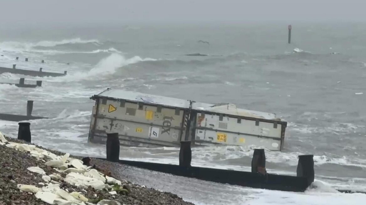 Τόνοι μπανάνες ξεβράστηκαν στις βρετανικές ακτές: Μην τις καταναλώνετε, λένε οι Αρχές

