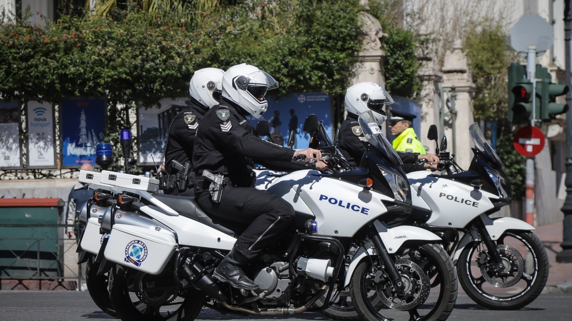 Συνελήφθη 56χρονος με όπλο και γεμιστήρα στο Ζεφύρι, επιτέθηκε στους αστυνομικούς για να διαφύγει 
