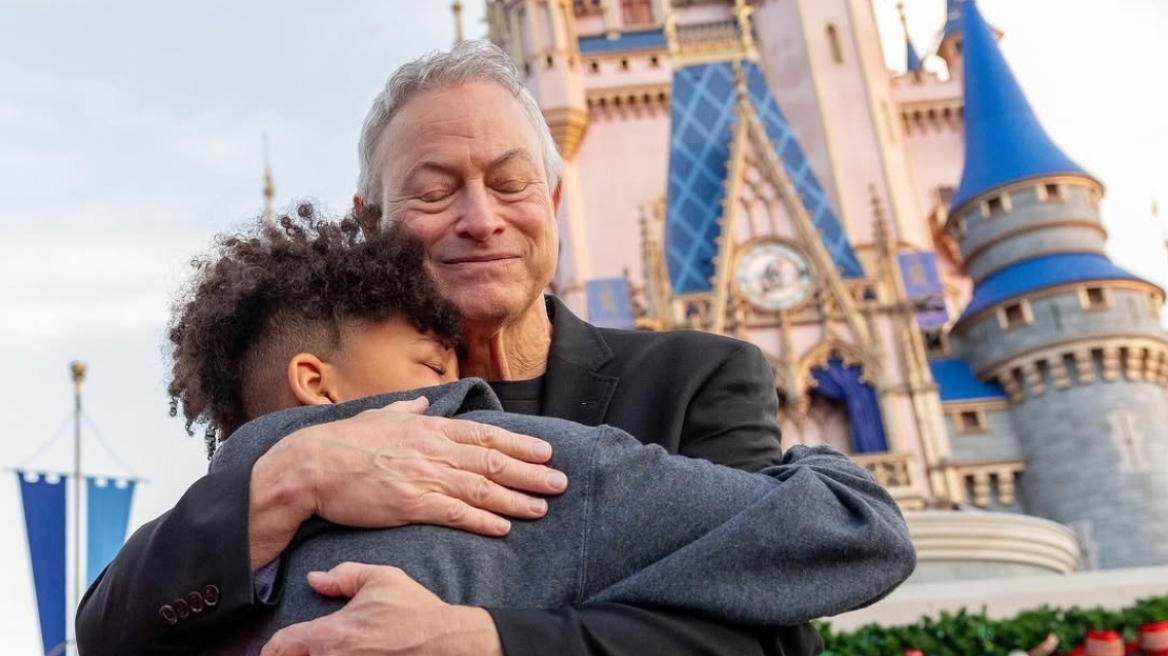 Γιατί ο ηθοποιός Γκάρι Σινίζ έχει στείλει δωρεάν πάνω από 1.000 παιδιά στην Disneyland