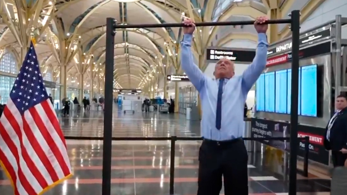 ΗΠΑ: Δύο υπουργοί έκαναν... διαγωνισμό έλξεων σε αεροδρόμιο της Ουάσινγκτον για «καλό σκοπό», δείτε βίντεο