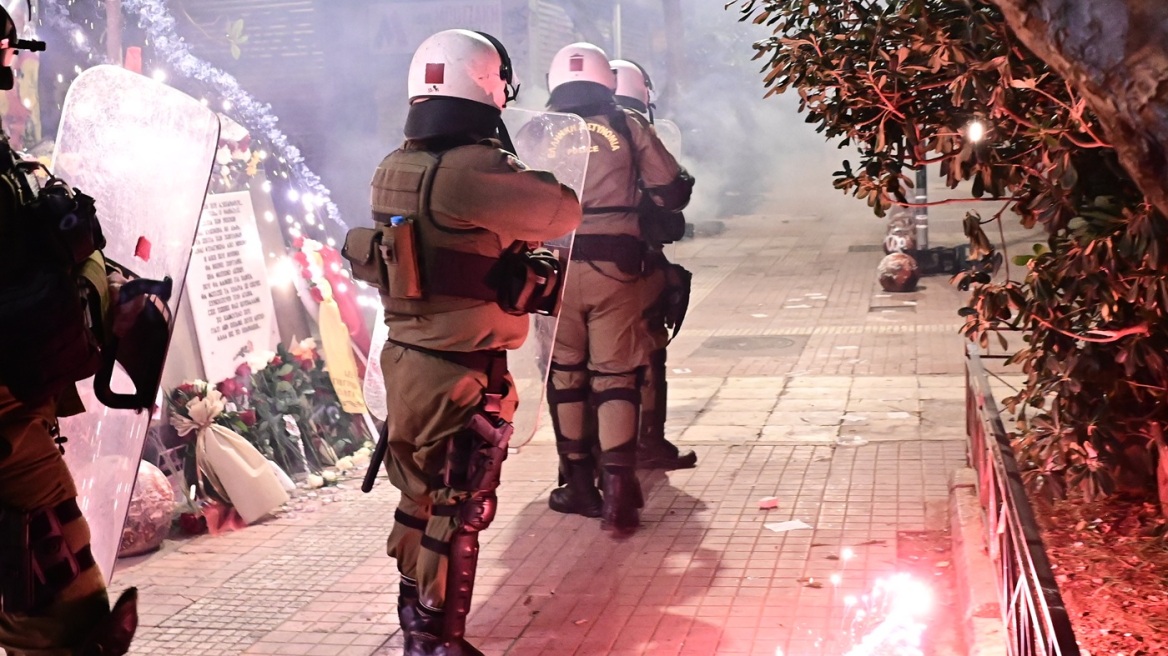 Επίθεση με μολότοφ κατά διμοιρίας των ΜΑΤ στα Εξάρχεια