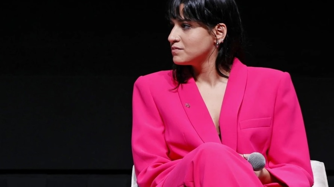 Η Σάρα Μαρντίνι, που έσωσε πρόσφυγες τραβώντας τη βάρκα τους μέσα στη θάλασσα, κατηγορείται για διακίνηση μεταναστών