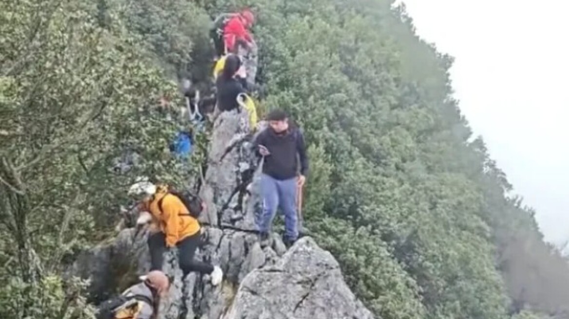 Η στιγμή που τουρίστας πέφτει από γκρεμό ύψους 40 μέτρων προσπαθώντας να βγάλει selfie