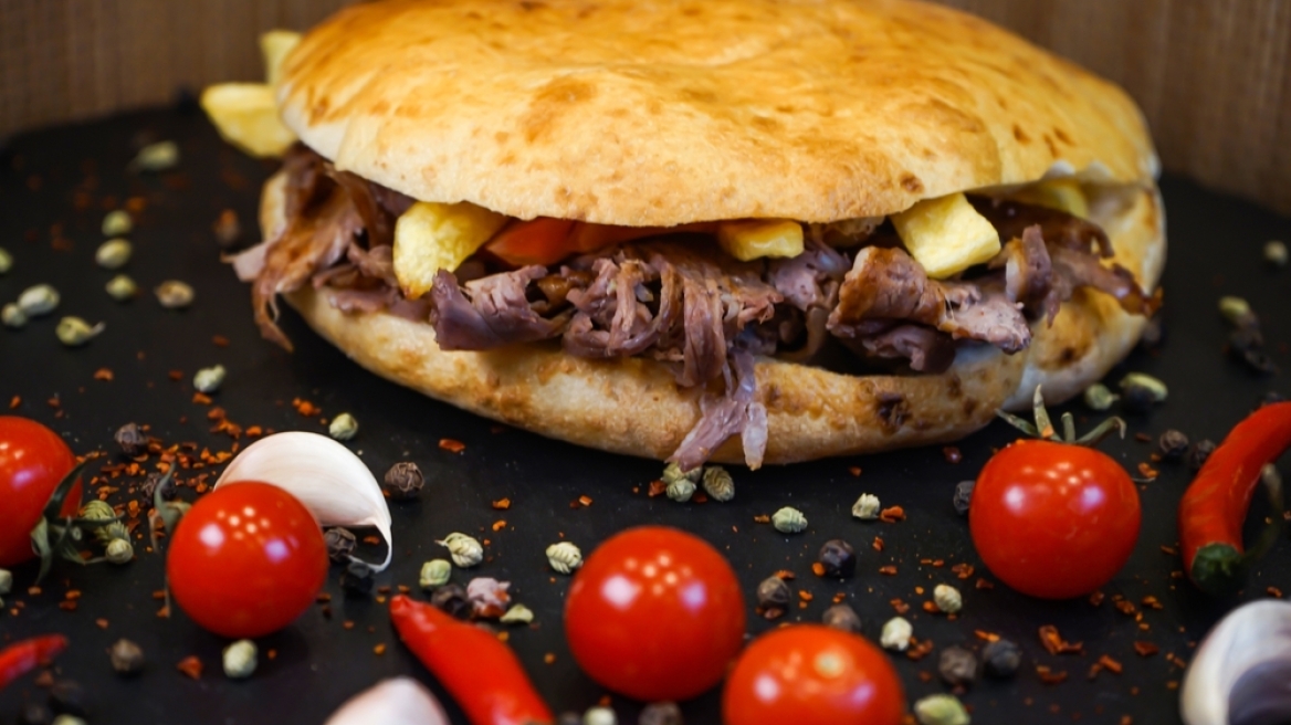Taste Atlas: Από την Τουρκία το καλύτερο σάντουιτς στον κόσμο, δείτε πώς φτιάχνεται