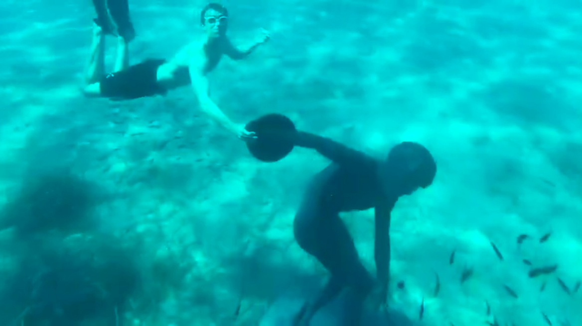 Φαρσέρ βύθισε ένα πολύ παράξενο άγαλμα στη Χαλκιδική για να... μπερδέψει τους αρχαιολόγους του μέλλοντος 