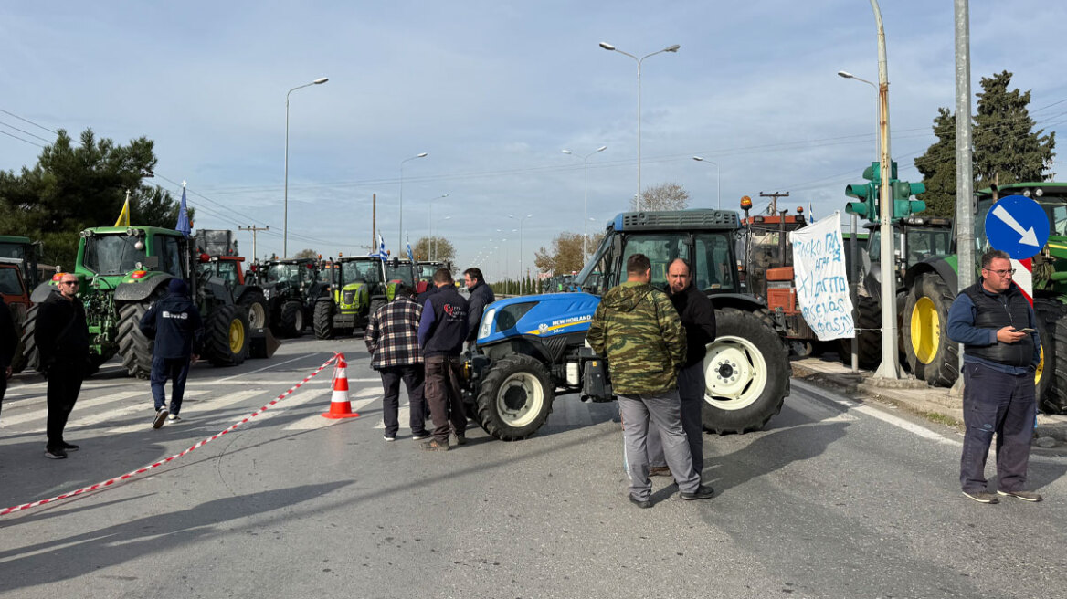 Ένταση ανάμεσα σε αστυνομικούς και αγρότες στη Θεσσαλονίκη - Η ΕΛΑΣ πήγε να ταυτοποιήσει παραγωγό στο χωράφι του