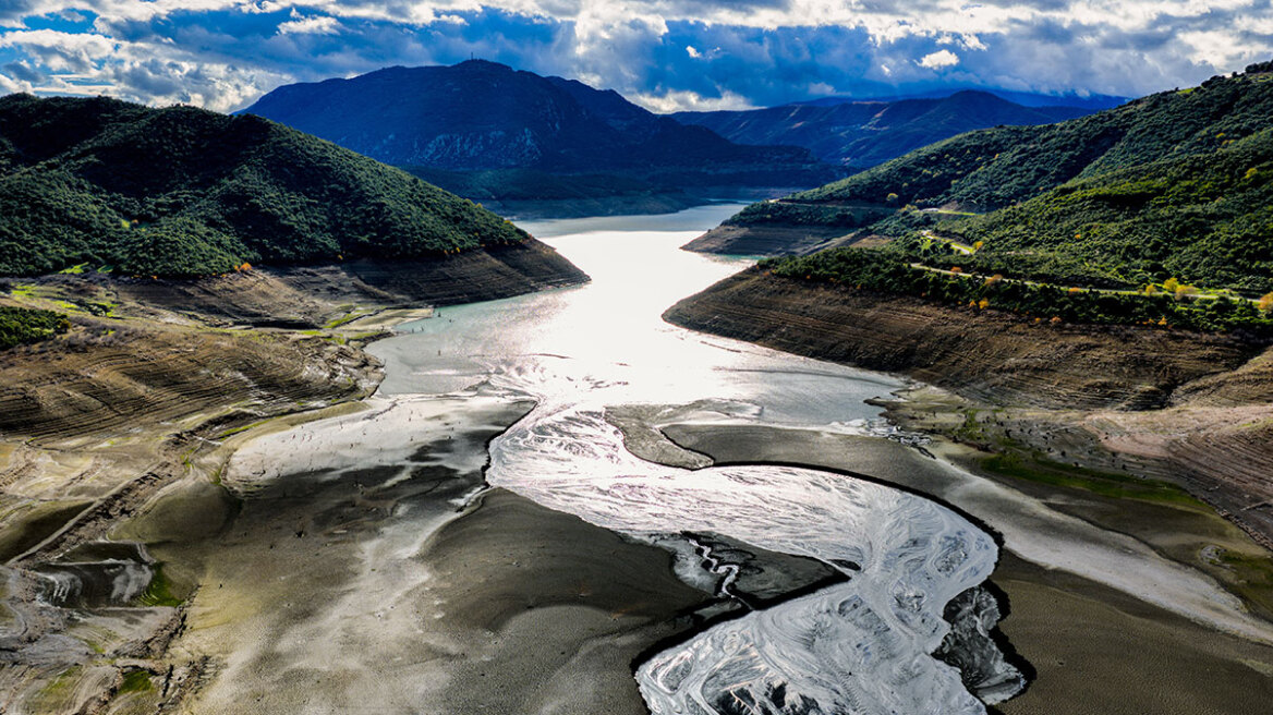 «Στεγνώνει» ο Μόρνος παρά τις έντονες βροχοπτώσεις, δείτε φωτογραφίες
