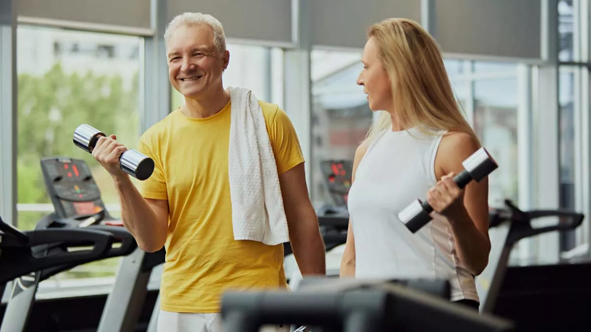 Δυσκολεύεστε να σηκωθείτε από την καρέκλα; 7 τρόποι να ανακτήσετε τη δύναμή σας μετά τα 50
