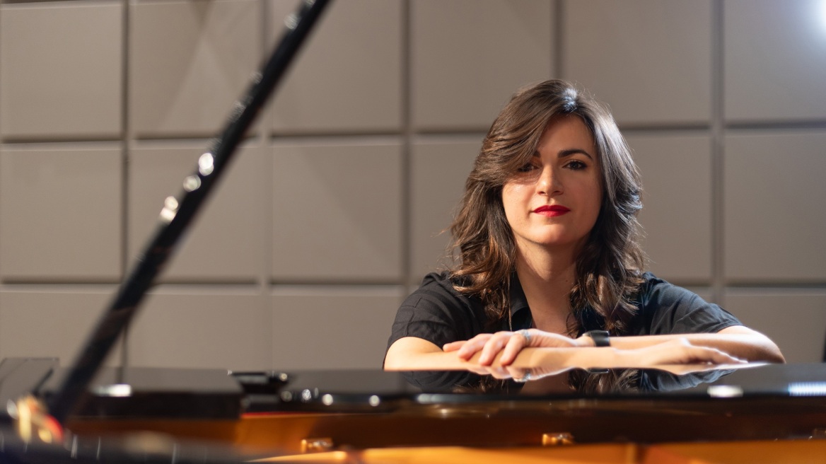 Poly K.: Η Ελληνίδα συνθέτρια που έντυσε με τη μουσική της τη νέα καμπάνια αρωμάτων του οίκου Issey Miyake
