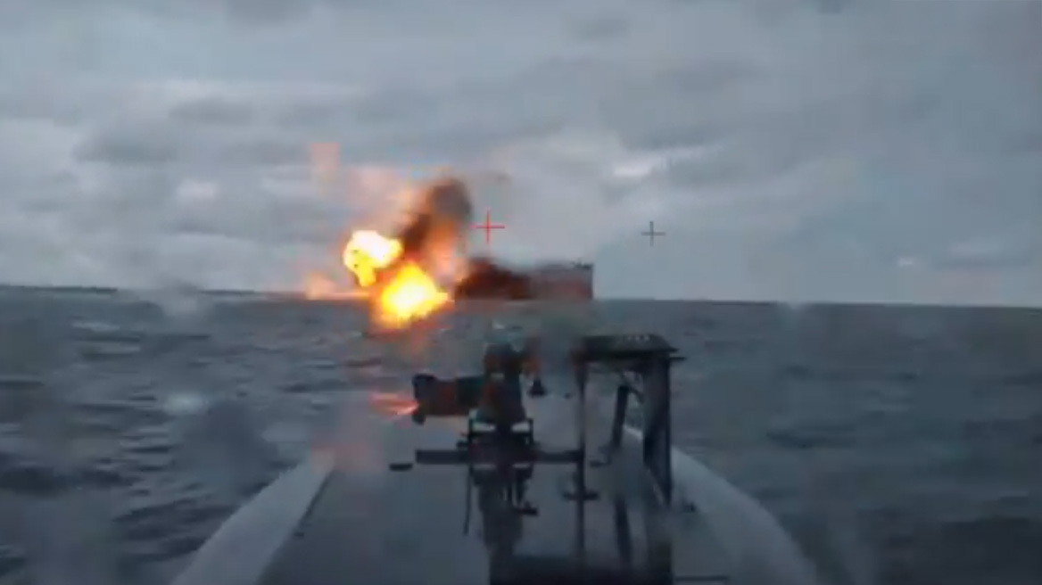 Η Ουκρανία έπληξε δεξαμενόπλοιο του ρωσικού «σκιώδους στόλου» με ναυτικά μη επανδρωμένα σκάφη - Βίντεο