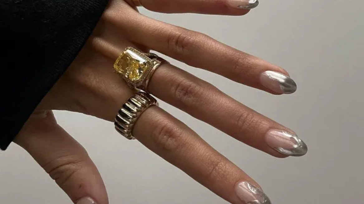 Silver tip: Η πιο fun εκδοχή του γαλλικού μανικιούρ για την εορταστική σεζόν
