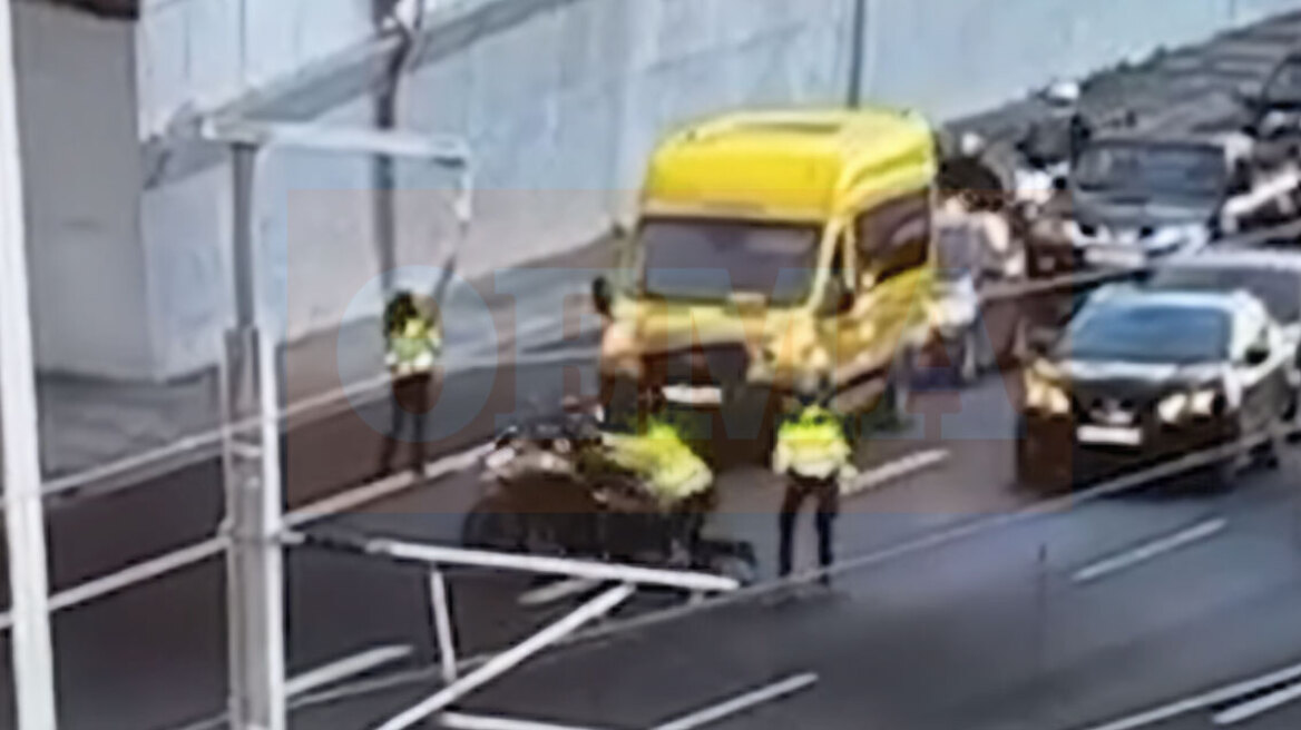 Μοτοσικλετιστής παρέσυρε τροχονόμο στην Αττική Οδό προσπαθώντας να σπάσει μπλόκο, δείτε βίντεο
