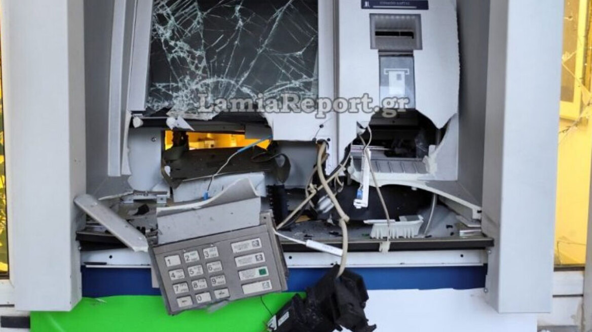 Ανατίναξαν ΑΤΜ στο Κυριάκι Βοιωτίας, άρπαξαν όλα τα χρήματα και έφυγαν, δείτε φωτογραφίες
