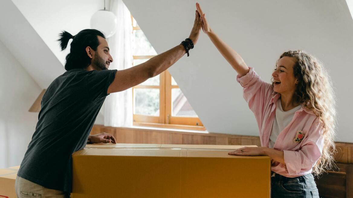 Αυτός ο κόσμος δεν είναι για τους singles – Τα ζευγάρια μετακομίζουν νωρίτερα μαζί, για να εξοικονομήσουν χρήματα