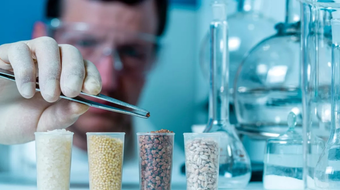 Ανησυχία στην Ευρώπη για «αιώνια χημικά» σε τρόφιμα – Στη λίστα και ελληνικά προϊόντα
