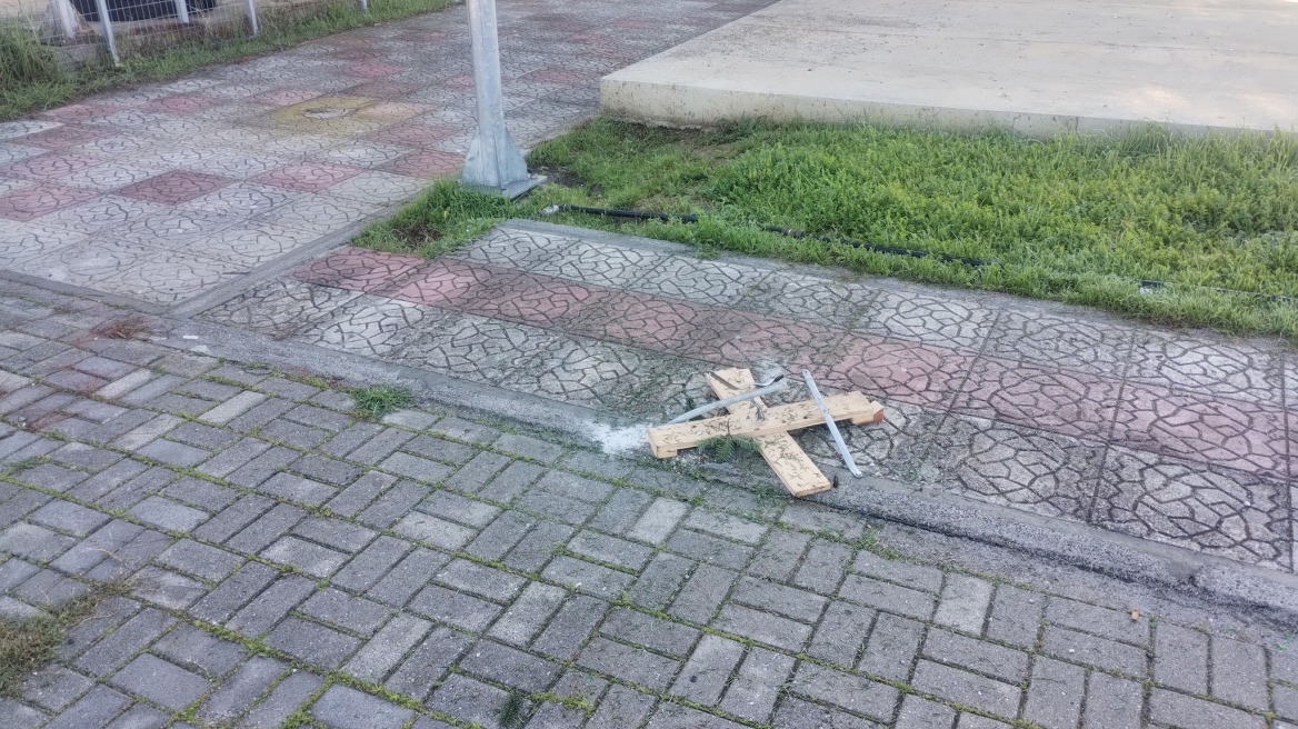 Έκλεψαν χριστουγεννιάτικα δέντρα από κεντρικά σημεία της Εύβοιας