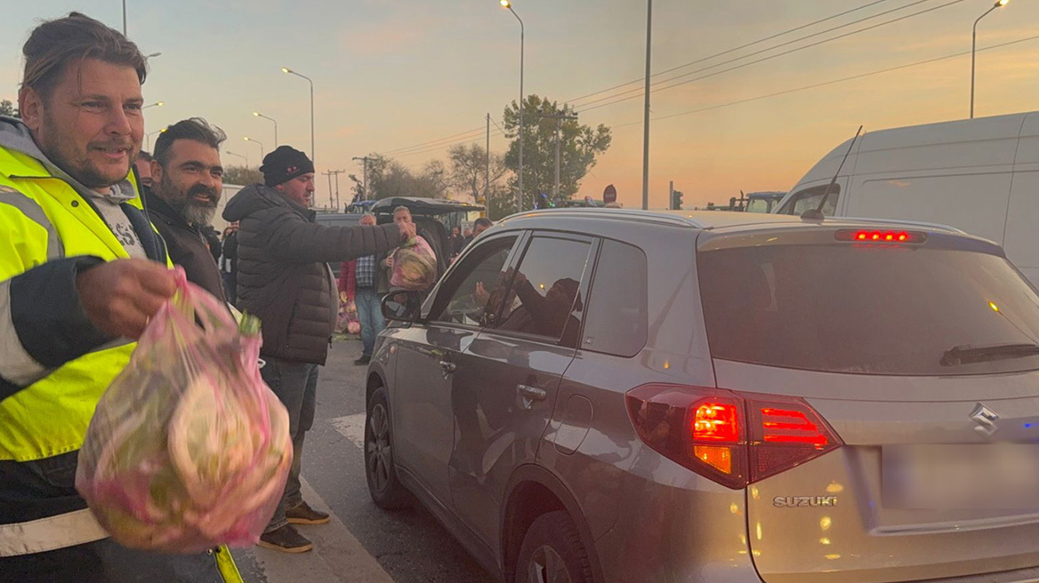 Παραγωγοί και αγρότες μοίρασαν προϊόντα σε πολίτες στα «Πράσινα Φανάρια» για να ζητήσουν συγγνώμη για την ταλαιπωρία, δείτε βίντεο