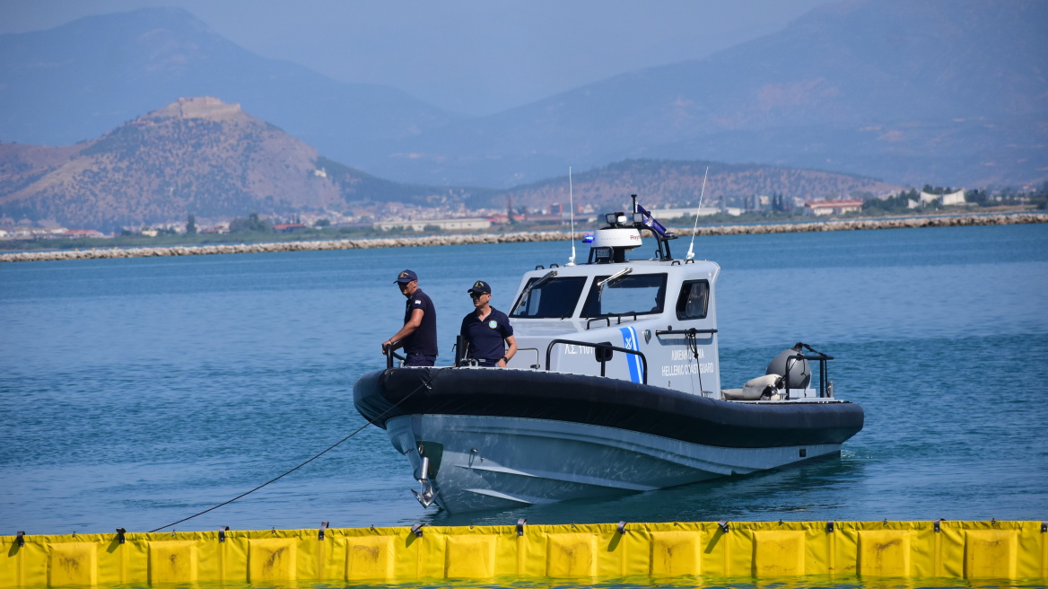 Μικρής έκτασης θαλάσσια ρύπανση μετά από ημιβύθιση σκάφους αναψυχής στη μαρίνα Καλαμαριάς