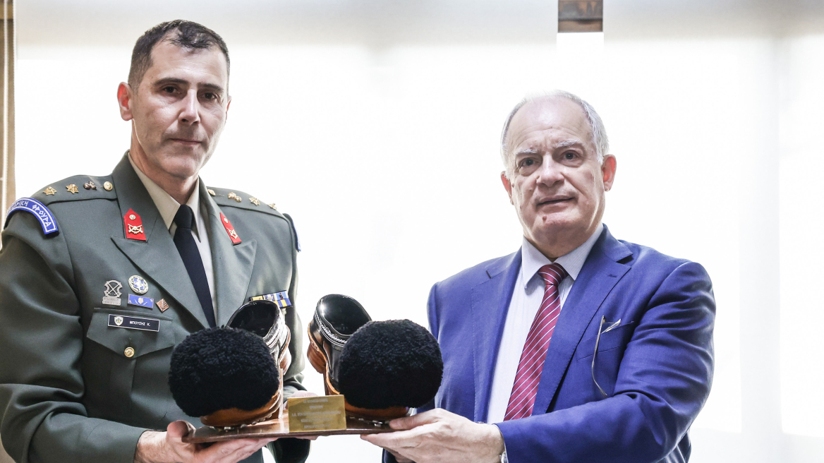 Ένα χειροποίητο ζευγάρι τσαρούχια από την Ήπειρο το δώρο της Προεδρικής Φρουράς στον Κωνσταντίνο Τασούλα 