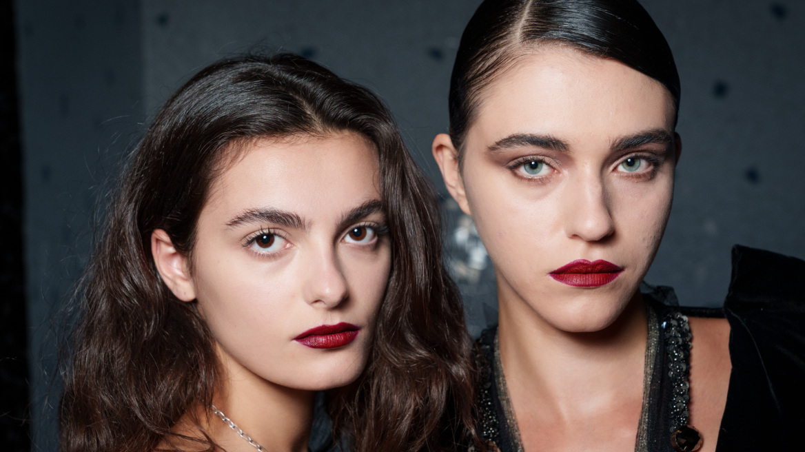 Vampy Lips: Tips & Tricks για να φορέσουμε τις σκούρες αποχρώσεις στα χείλη με επιτυχία
