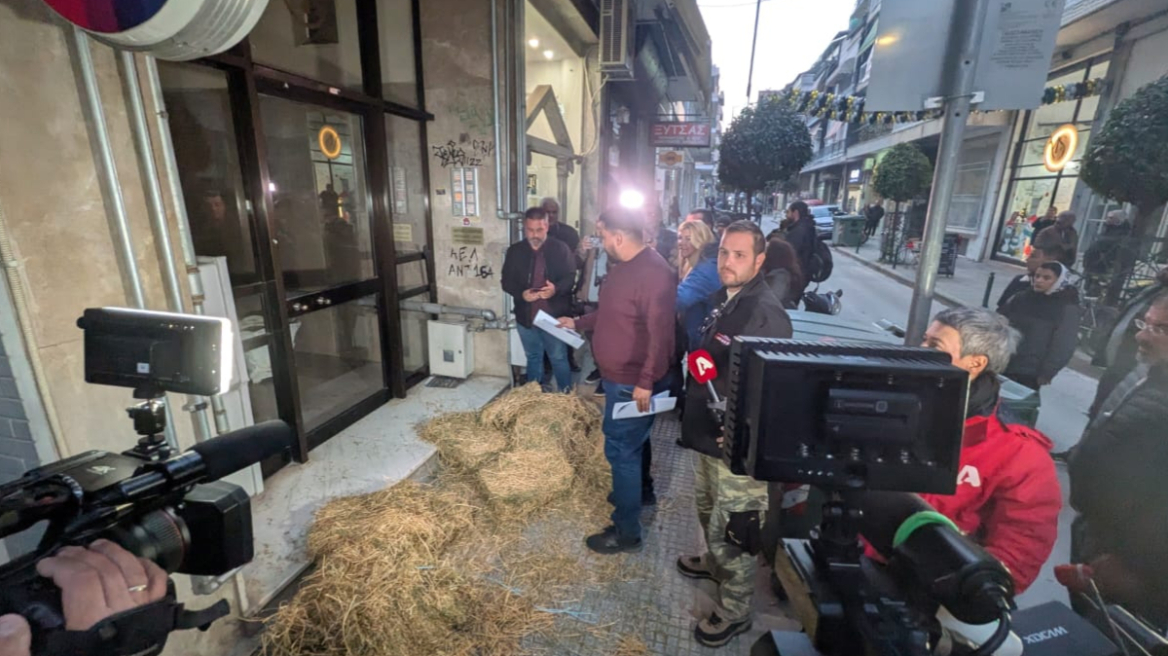 Αγρότες πέταξαν άχυρα έξω από τα γραφεία βουλευτών της Νέας Δημοκρατίας στη Λάρισα, δείτε βίντεο και φωτογραφίες