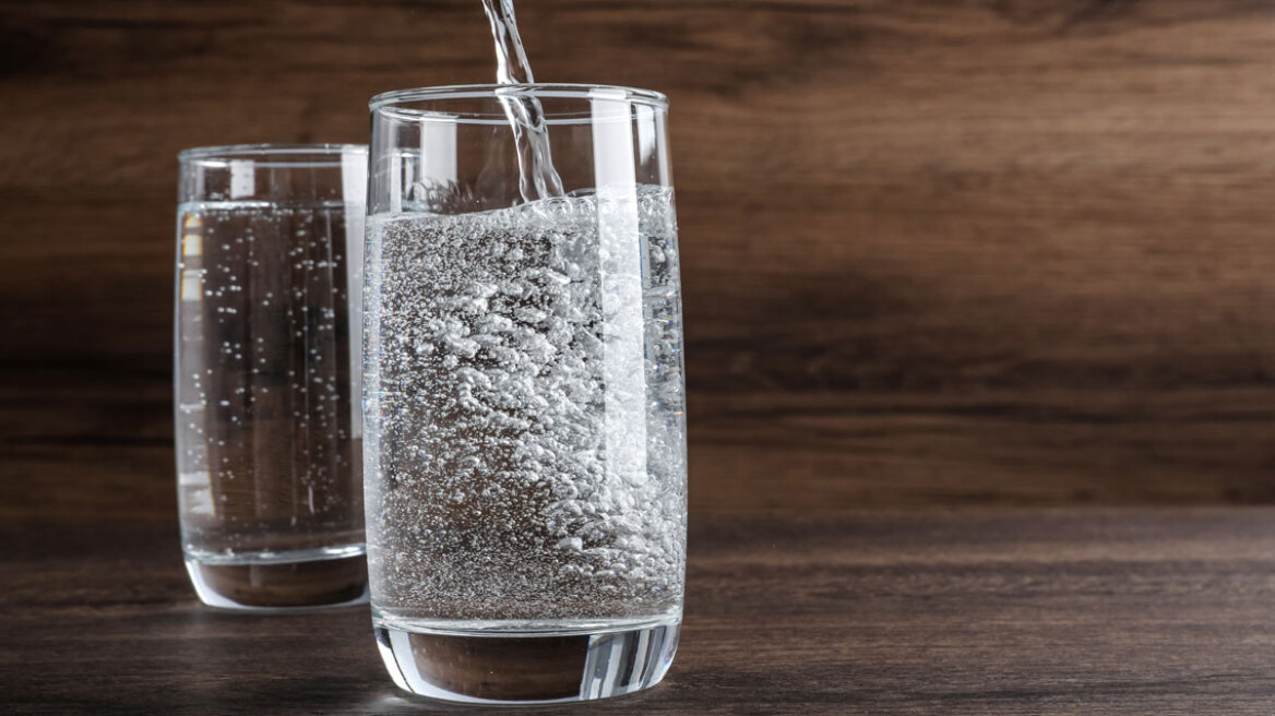 Νερό ανθρακούχο ή “απλό”; Οι διεθνείς τάσεις και η έκπληξη των Ελλήνων