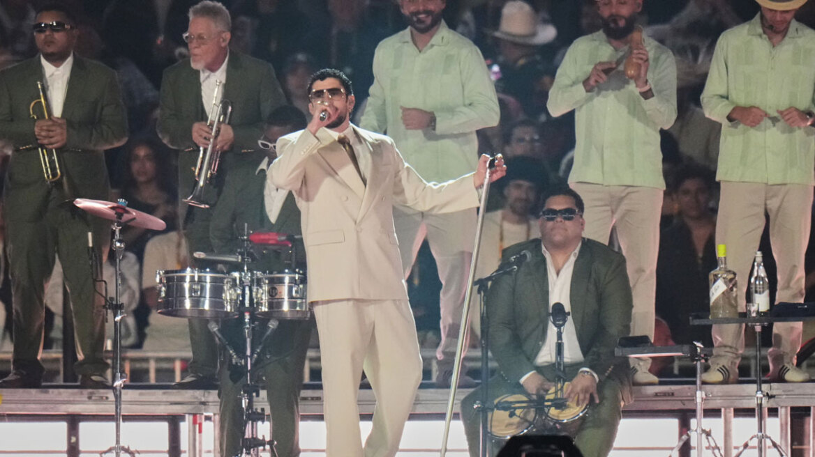 Ο Bad Bunny γλίστρησε και έπεσε στη σκηνή σε συναυλία του - Δείτε βίντεο