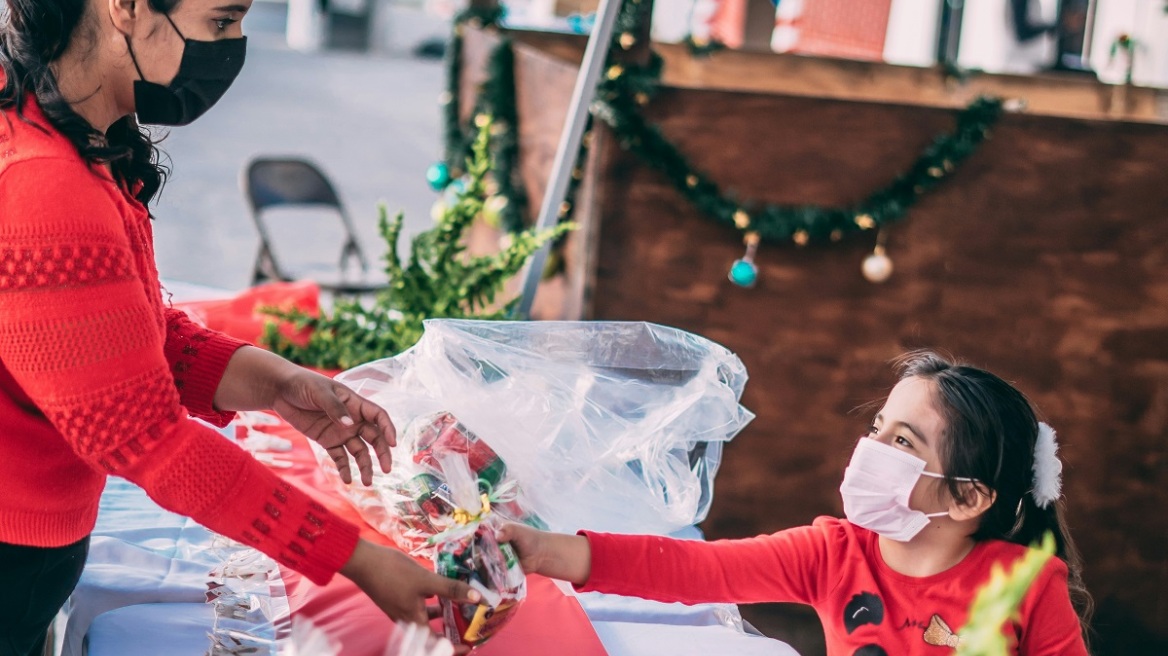 Εργαζόμενη σε σχολείο εξασφαλίζει χριστουγεννιάτικα δώρα σε 400 μαθητές από οικογένειες χαμηλού εισοδήματος
