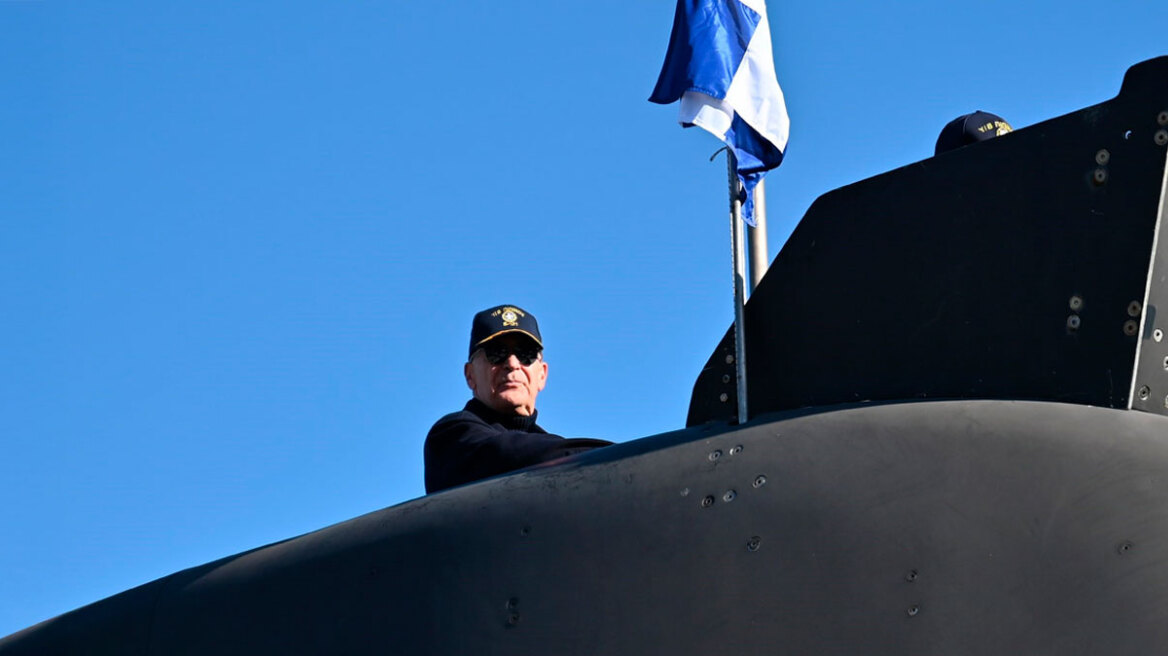 Νίκος Δένδιας: Επιβιβάστηκε στο υποβρύχιο «Πιπίνος» για βολή με νέου τύπου τορπίλη