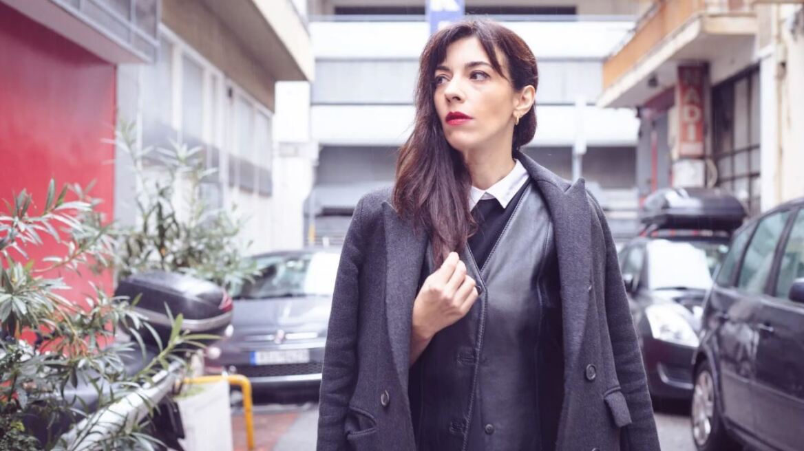 Λουκία Μιχαλοπούλου: «Δίπλα στο θέατρο υπήρχε ένα beach bar που έπαιζε εκκωφαντική μουσική, κάλυπτε τη δική μας»