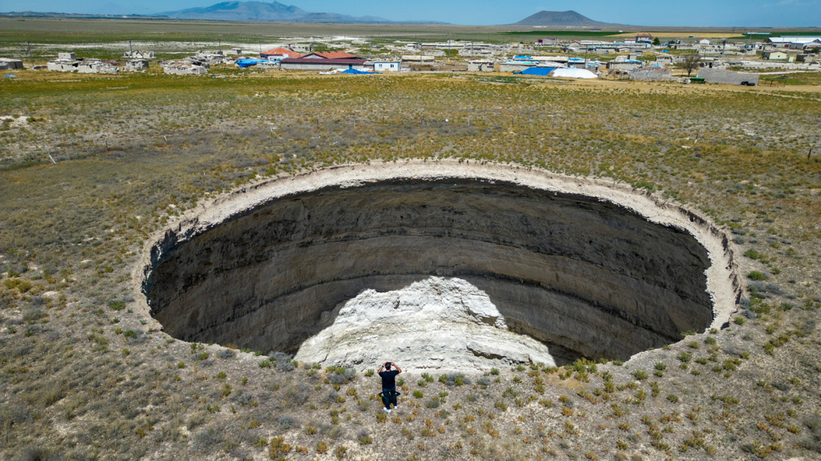 Σχεδόν 700 πελώριες καταβόθρες έχουν δημιουργηθεί στο Ικόνιο της Τουρκίας, δείτε βίντεο από ψηλά