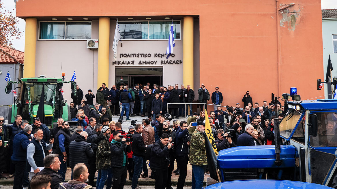Νέα έκκληση για διάλογο από την κυβέρνηση, ενώ οι αγρότες παραμένουν στα μπλόκα και στέλνουν λίστα αιτημάτων στον πρωθυπουργό