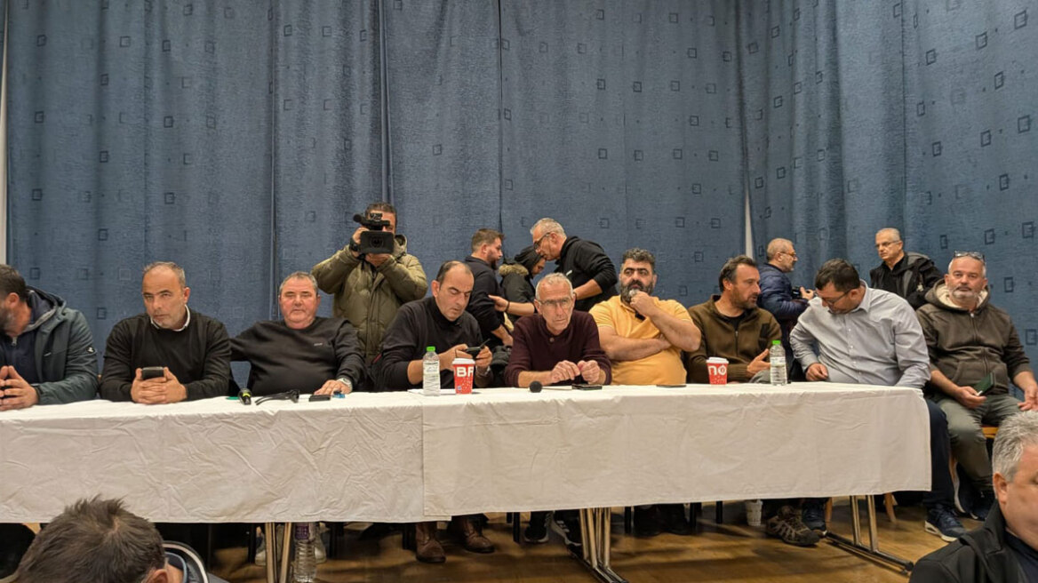 Η κρίσιμη σύσκεψη των αγροτών στη Λάρισα, εκπρόσωποι από 51 μπλόκα καθορίζουν τα αιτήματά τους προς την κυβέρνηση
