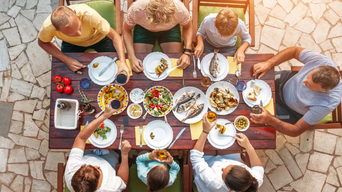 Μικροπλαστικά: Ο νο1 «αόρατος» κίνδυνος που καταλήγει στο πιάτο μας – Ποιος είναι ο δεύτερος επικίνδυνος ρύπος
