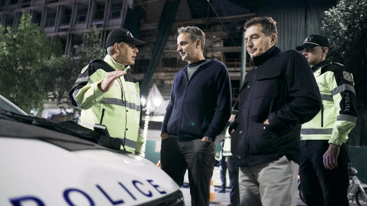 Επίσκεψη Μητσοτάκη σε μπλόκο της Τροχαίας στη Σταδίου: Έκανε αλκοτέστ για να δει πως γίνεται, δείτε βίντεο και φωτογραφίες