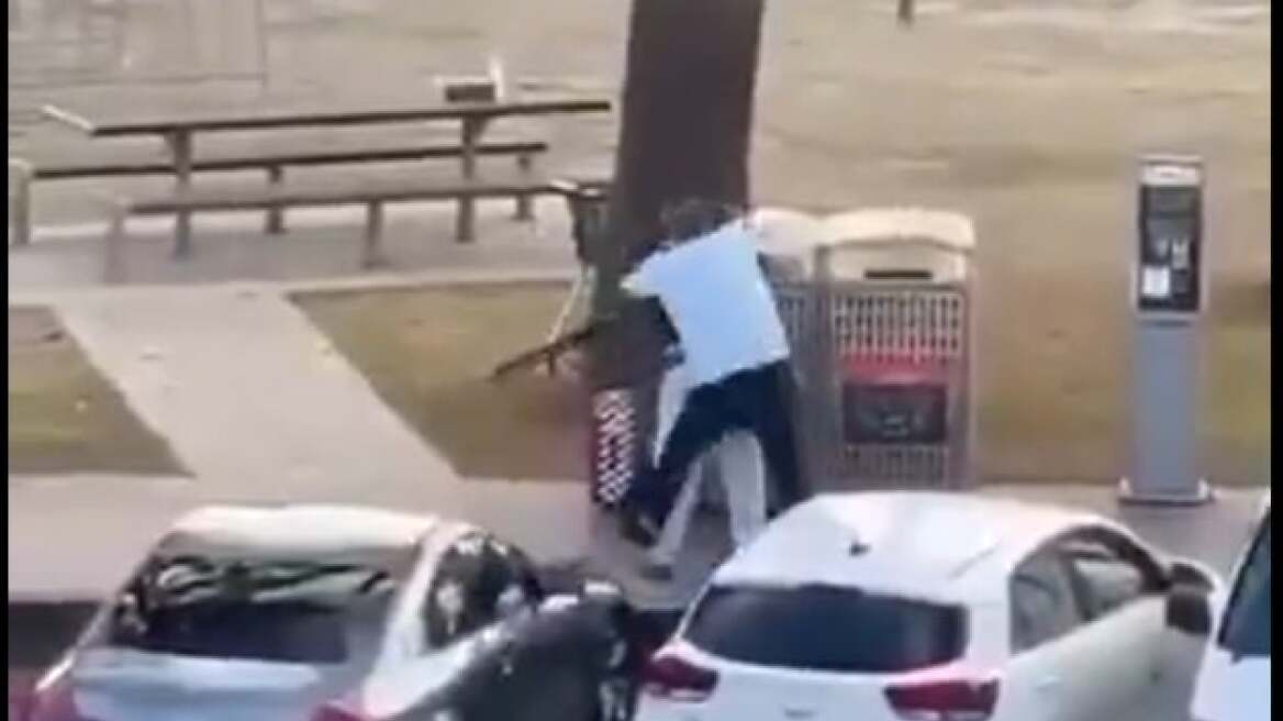 Δείτε βίντεο από το μακελειό στο Σίδνεϊ: Πολίτης αφοπλίζει έναν από τους δράστες την ώρα που πυροβολεί